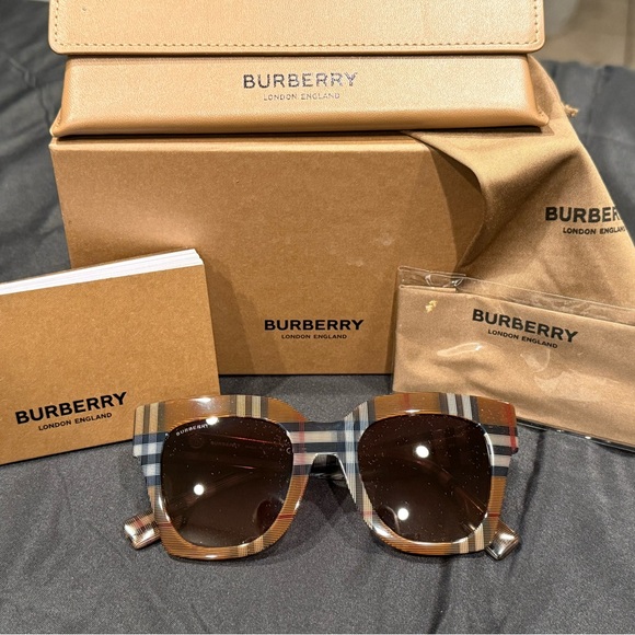Burberry Kitty BE4364 396713 Sunglasses. NWOT & FULL INCLUSION - Picture 5 of 16